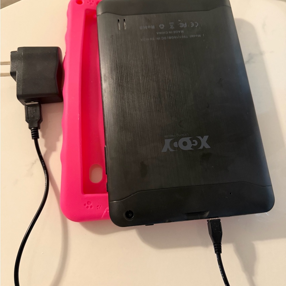 Black Tablet with Pink Case - Unbranded 7-inch Android Tablet - Picture 3 of 3